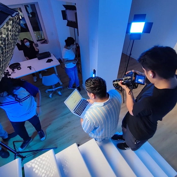 El equipo de Pollera trabajando en una producción audiovisual